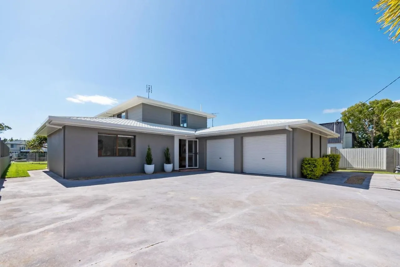 Holiday home Coorumbong 28 Six Bedroom Beach Home On Mooloolaba Canal With Pool Ac Free Wifi