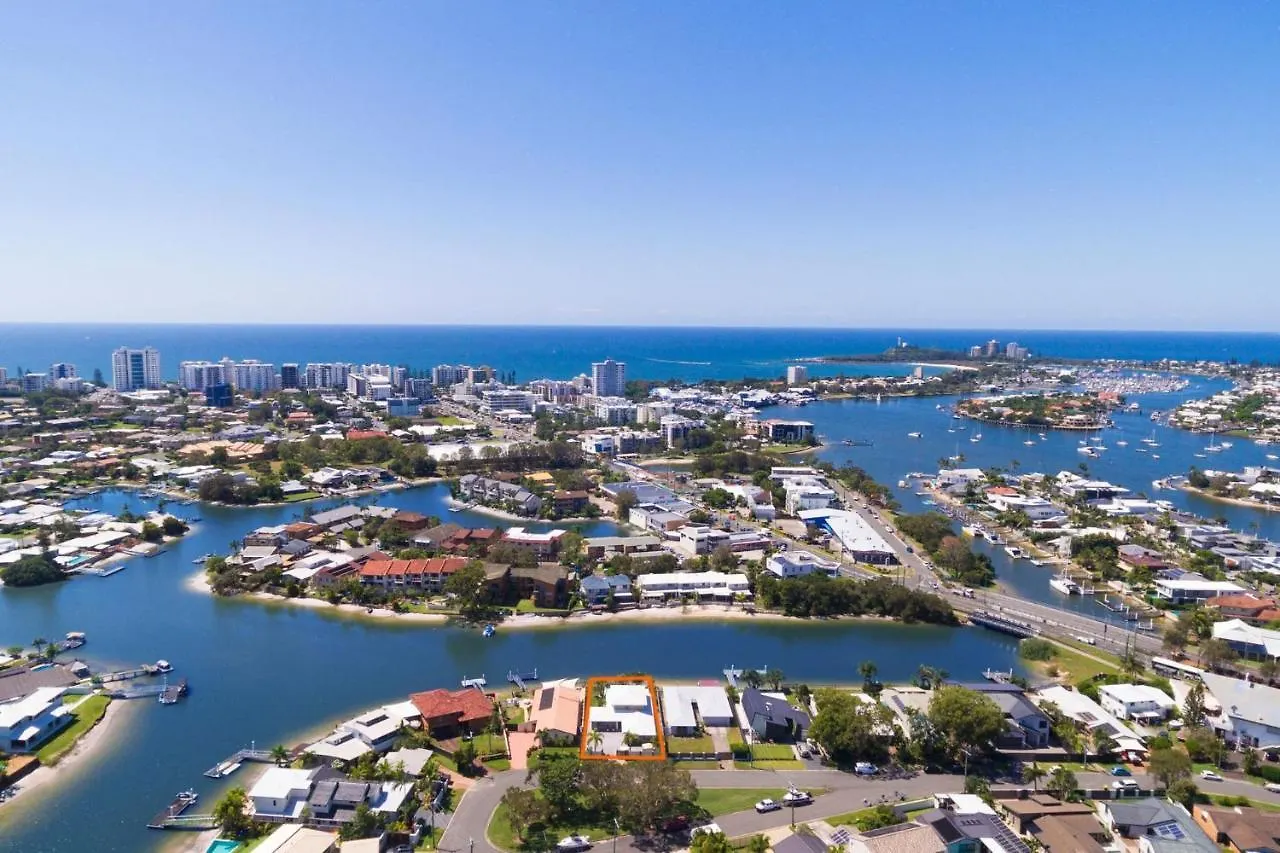 Coorumbong 28 Six Bedroom Beach Home On Mooloolaba Canal With Pool Ac Free Wifi 0*,  Australia