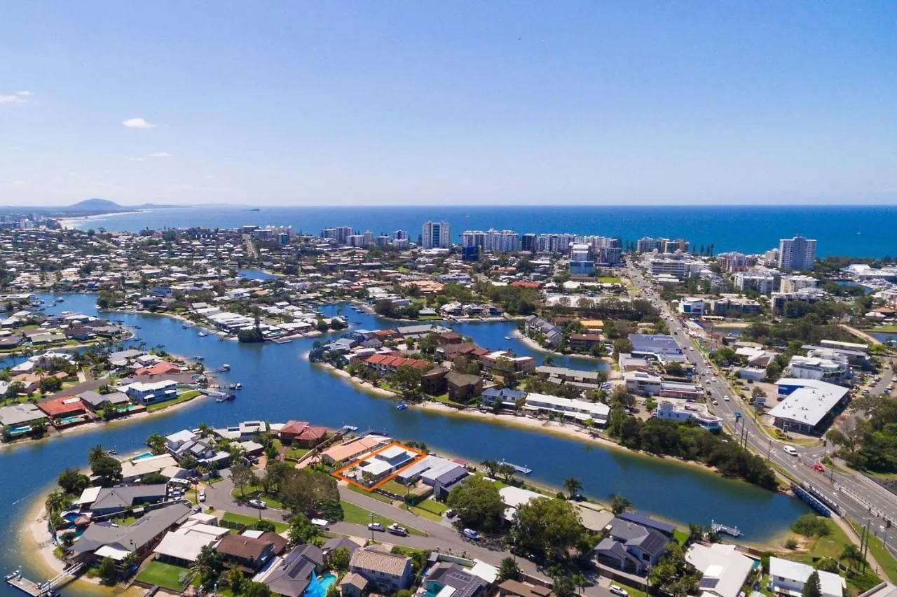 Coorumbong 28 Six Bedroom Beach Home On Mooloolaba Canal With Pool Ac Free Wifi