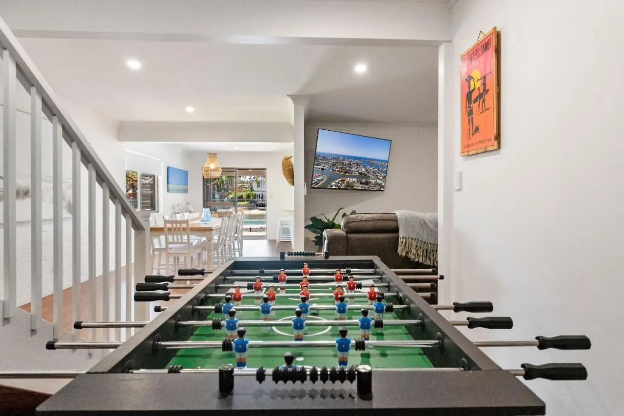 Coorumbong 28 Six Bedroom Beach Home On Mooloolaba Canal With Pool Ac Free Wifi
