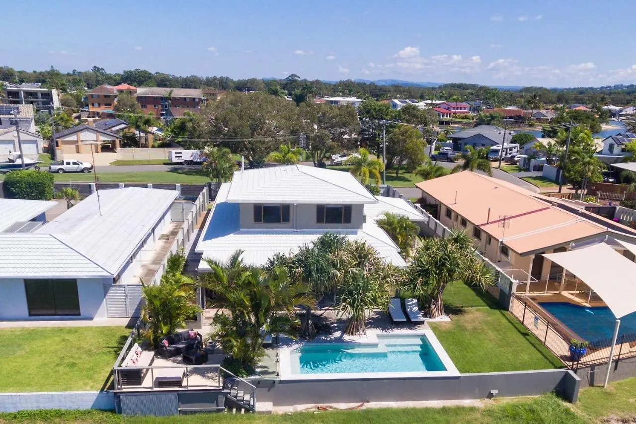 Coorumbong 28 Six Bedroom Beach Home On Mooloolaba Canal With Pool Ac Free Wifi 펜션