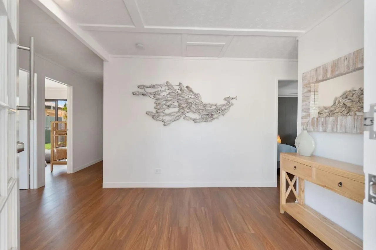 펜션 Coorumbong 28 Six Bedroom Beach Home On Mooloolaba Canal With Pool Ac Free Wifi 오스트레일리아