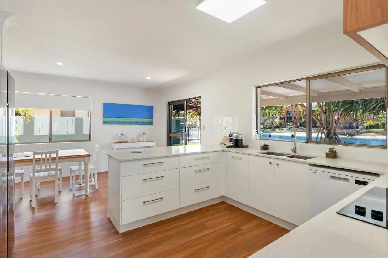 Coorumbong 28 Six Bedroom Beach Home On Mooloolaba Canal With Pool Ac Free Wifi 0*,