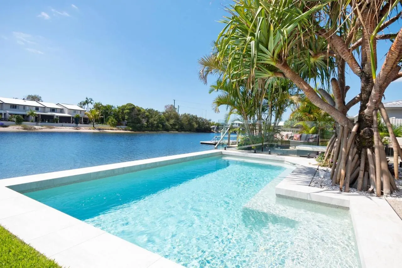 Coorumbong 28 Six Bedroom Beach Home On Mooloolaba Canal With Pool Ac Free Wifi 펜션