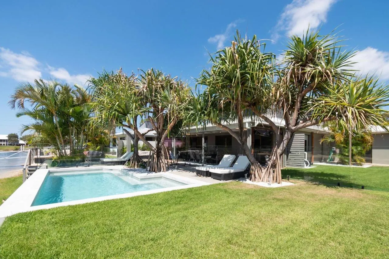 Coorumbong 28 Six Bedroom Beach Home On Mooloolaba Canal With Pool Ac Free Wifi 오스트레일리아
