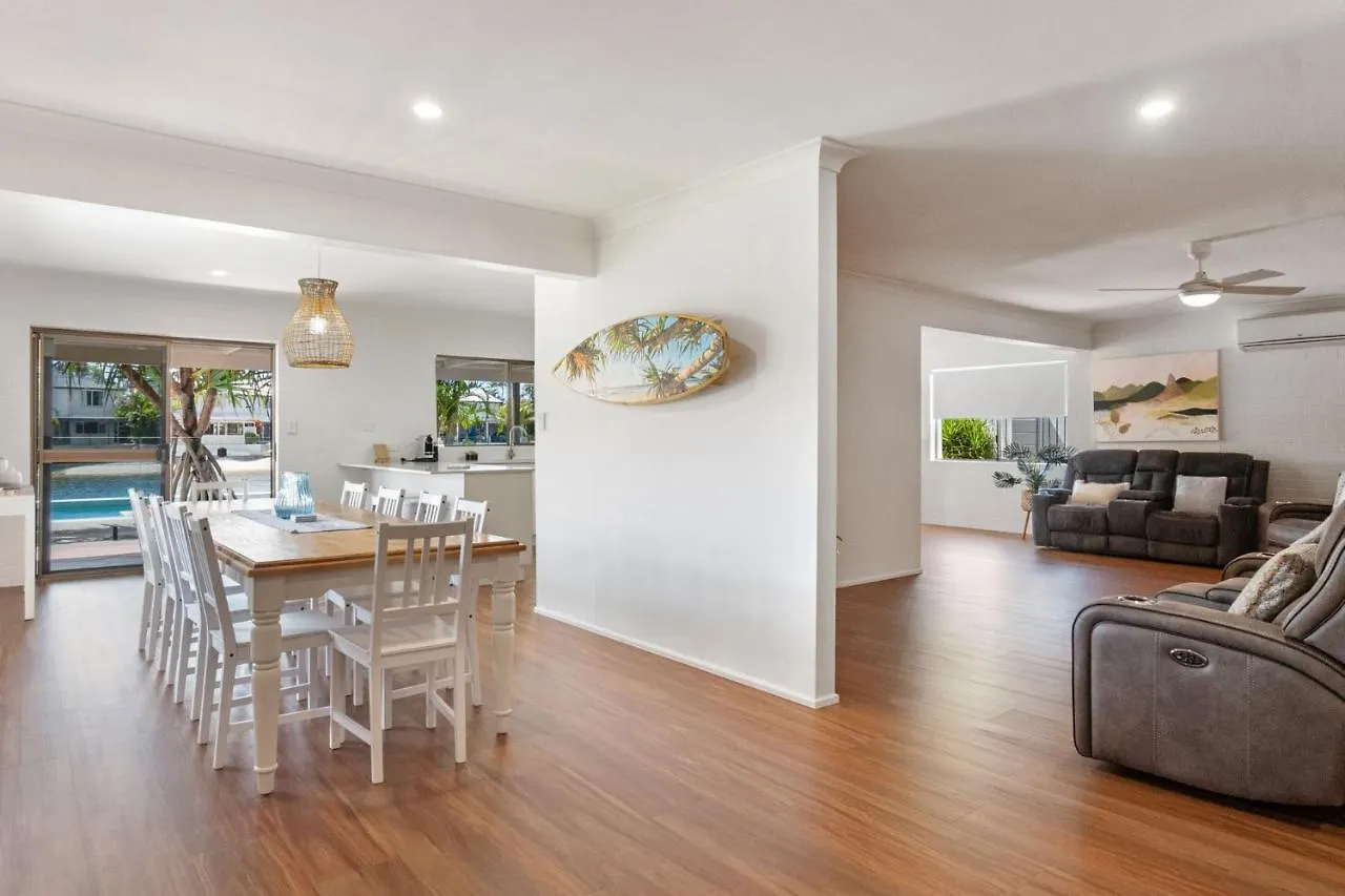 Coorumbong 28 Six Bedroom Beach Home On Mooloolaba Canal With Pool Ac Free Wifi 0*,  오스트레일리아